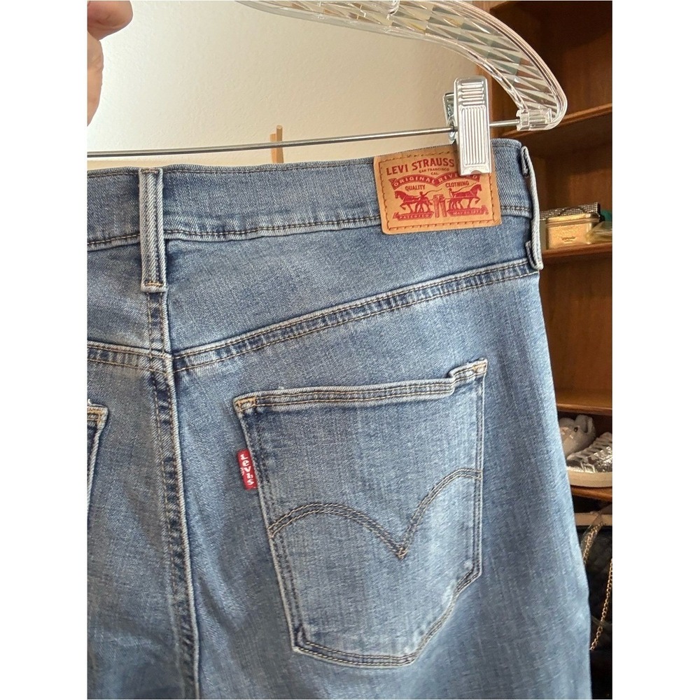 Levi Strauss Slimming Straight Jeans Womens 31 Blue Denim Medium Wash Stretch